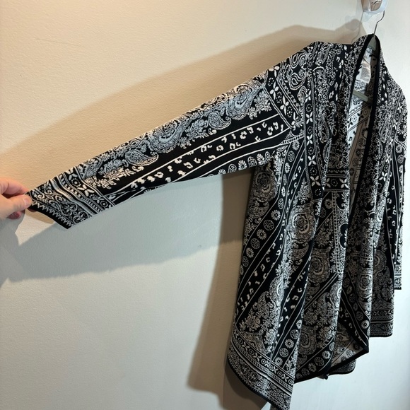 CHICO’S Sz 2 Bandana Print Pattern Asymmetrical Open Front Long Sleeve Cardigan - Picture 5 of 10
